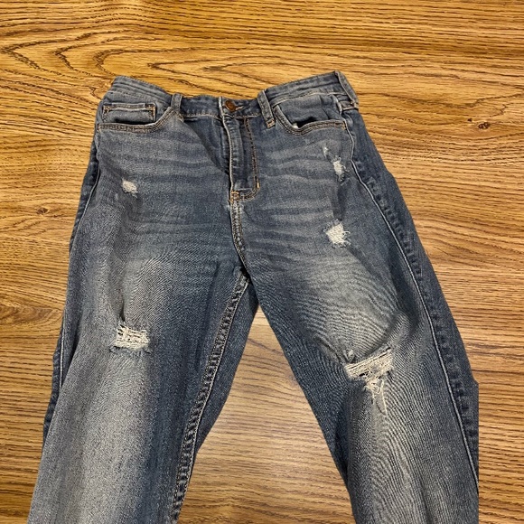SOLD Hollister Distressed Hole Medium Wash Jeans - Picture 2 of 12